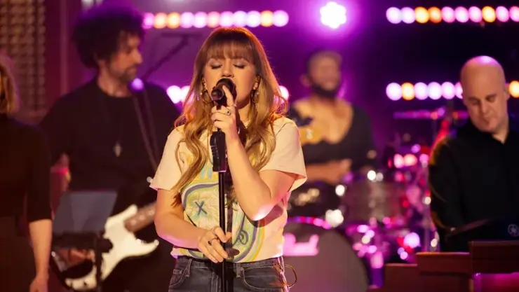 Kelly Clarkson Embraces Sabrina Carpenter’s Disco Groove in 'Feather ...